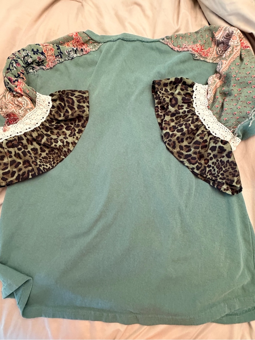 GiGiO Boho Mixed Media Paisley Leopard Lace Bell Sleeve Top Blouse Sage Green M - Picture 7 of 8